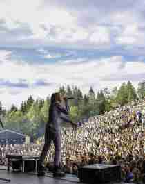 En artist står på scenen foran et stort publikum på musikkfestivalen OverOslo på Grefsenkollen, Østlandet