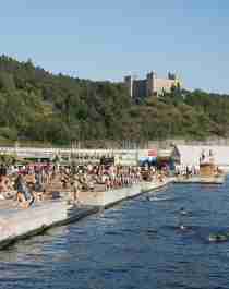 Zonnebadende mensen in het Sørenga-zeewaterzwembad in Oslo, Noorwegen