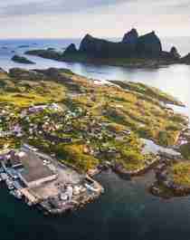 På øyhopping langs Helgelandskysten: Flyfoto av øya Træna på Helgeland i Nord-Norge