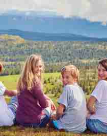 Fyra barn tar en paus på fjällvandringen i Gol i Hallingdal, östra Norge