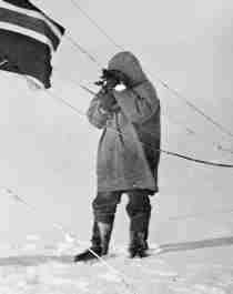 Roald Amundsen and Helmer Hanssen next to a Norwegian flag at the South Pole in 1911