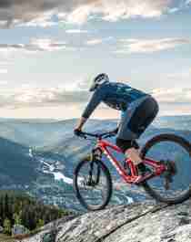 Mountainbiken in Hallingdal: Een persoon aan het mountainbiken op de berg Beia nabij Nesbyen in Oost-Noorwegen