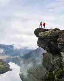 Twee mensen die het uitzicht bewonderen vanaf de top van Himakånå in Haugalandet in Fjord-Noorwegen