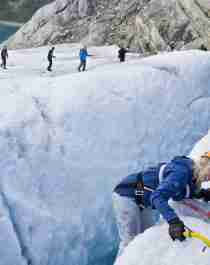 Un grupo de personas realiza una excursión guiada a través del glaciar Folgefonna, en la zona del fiordo de Hardanger, Noruega.