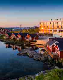 Rorbuer foran Lovund hotell på øya Lovund. Kystriksveien langs Helgelandskysten i Nordland