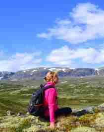 Eine sitzende Frau genießt den Blick auf die Berge in Ål in Hallingdal, Ostnorwegen