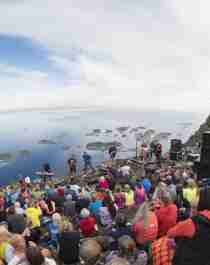 Utendørskonsert på Festvågtinden i Lofoten