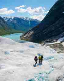 Трое людей на леднике Нигардсбреен, Регион фьордов, Норвегия