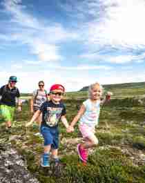 En familj på fyra är ute på vandring i Hallingskarvet, Geilo, i regionen Østlandet (östra Norge)