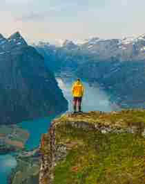 Planlegg reisen til Nordfjord og gå tur til toppen av Klovane i Olden på Vestlandet