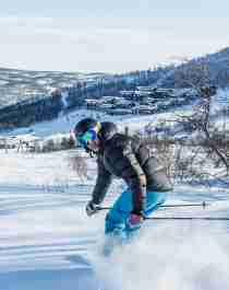 Iemand die in het Geilo skigebied in Oost-Noorwegen aan het skiën is