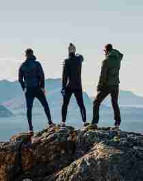 Tre personer på står på toppen av Keiservarden i Bodø, Nord-Norge
