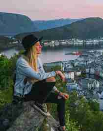 En kvinna på besök i Norge ser ut över Ålesund från utsiktspunkten Aksla