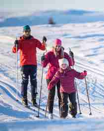 En familie løber langrend i Valdres, Norge