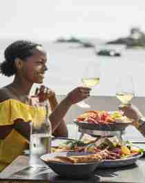 Et forelsket par nyter sjømat på restaurant i Kristiansand