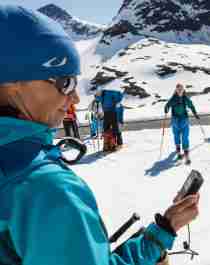 En gruppe på syv personer på en snølagt vei i Norge.