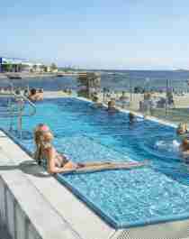 Relax nella piscina all’aperto all’Aquarama waterpark a Kristiansand