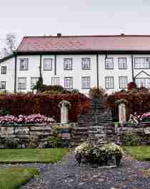 Het hoofdgebouw van Hoel gård in Ringerike, Oost-Noorwegen