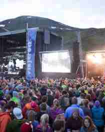 Publikum på en konsert på Vinjerock i Jotunheimen