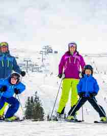 En familj åker skidor i Trysil, Norges största skidort