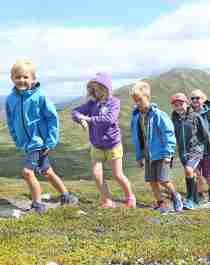 En gruppe voksne og barn går på fjelltur i Hemsedal på Østlandet