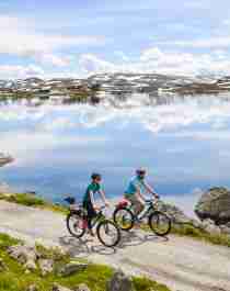Two people biking Rallarvegen
