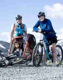 A family exploring Norway the green way on e-bikes from Hotel Aak