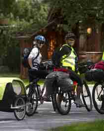 Hoe plan je je fietsvakantie: Vier fietsers met bagage in de Setesdal-vallei, Zuid-Noorwegen