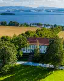 Hoel Gård på Nes-halvøya i Ringsaker, Østlandet