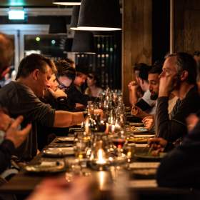 Mange folk spiser på en restaurant i Longyearbyen på Svalbard