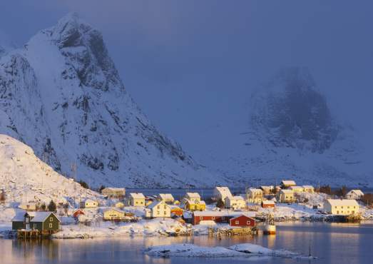Заснеженная рыбацкая деревушка на острове Москенес, Лофотенские острова, Северная Норвегия