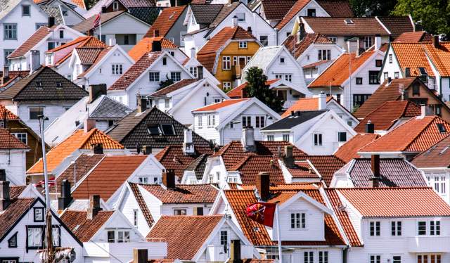 White, wooden houses in Old Stavanger. Photo: Arnold Lan