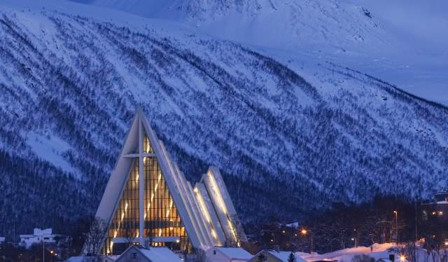 Ishavskatedralen i blåtimen i Tromsø