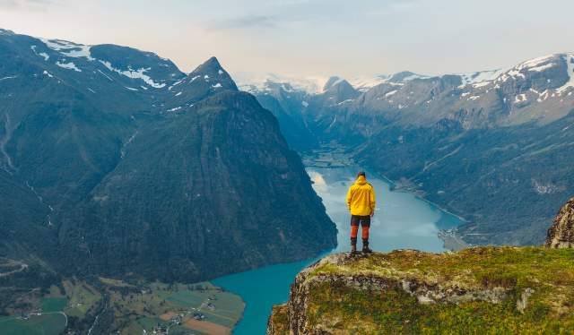 Planlegg reisen til Nordfjord og gå tur til toppen av Klovane i Olden på Vestlandet