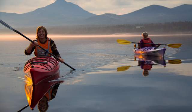 Due donne in kayak sul lago Femunden