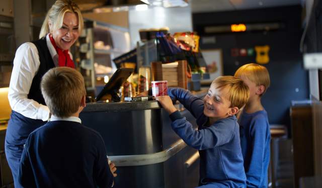Barn i kafeen ombord på toget
