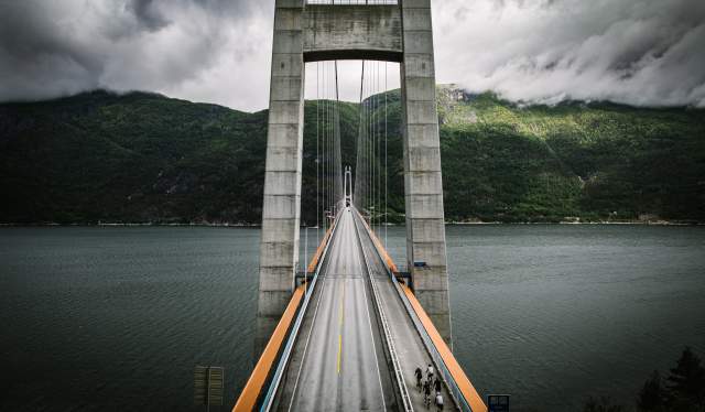 En grupp cyklister på en bro i Fjord Norge
