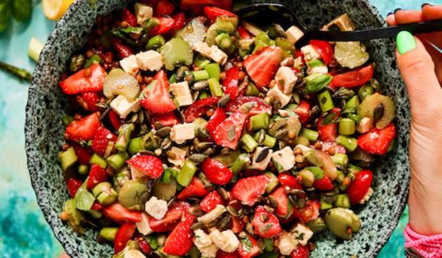 En skål med salat laget av kokebokforfatter Hanne-Lene Dahlgren