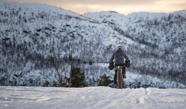 En kvinne på en fatbike om vinteren på Geilo, Norge.
