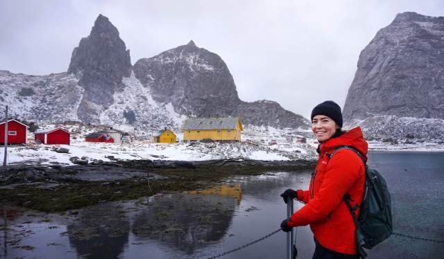 En dame på øya Sanna, som er en del av Træna langs Helgelandskysten i Nord-Norge