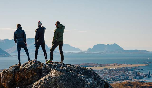 Tre personer på står på toppen av Keiservarden i Bodø, Nord-Norge