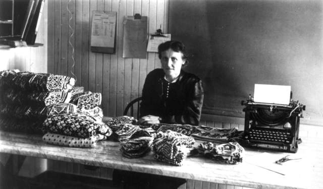 En kvinne kontrollerer Selbuvotter på vottesentralen i Selbu, Trøndelag, Norge