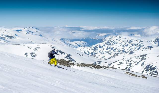 En person kjører ski om sommeren på Stryn sommerski i Nordfjord på Vestlandet