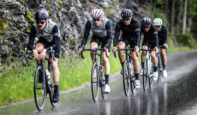 Eine Gruppe von Rennradfahrern in Fjord Norwegen