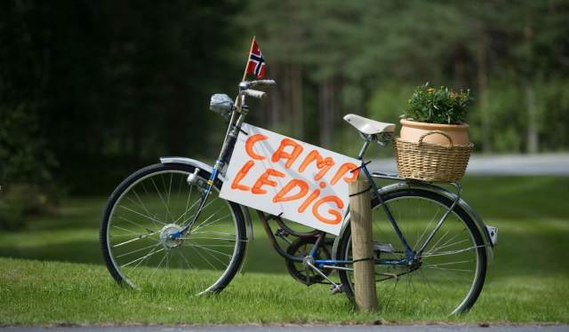 En sykkel med et skilt som sier at campingen er ledig