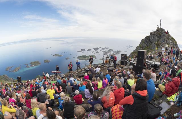 Utendørskonsert på Festvågtinden i Lofoten