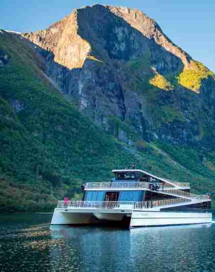 Hybridskipet Vision of the Fjords på Aurlandsfjorden omgitt av høye fjell