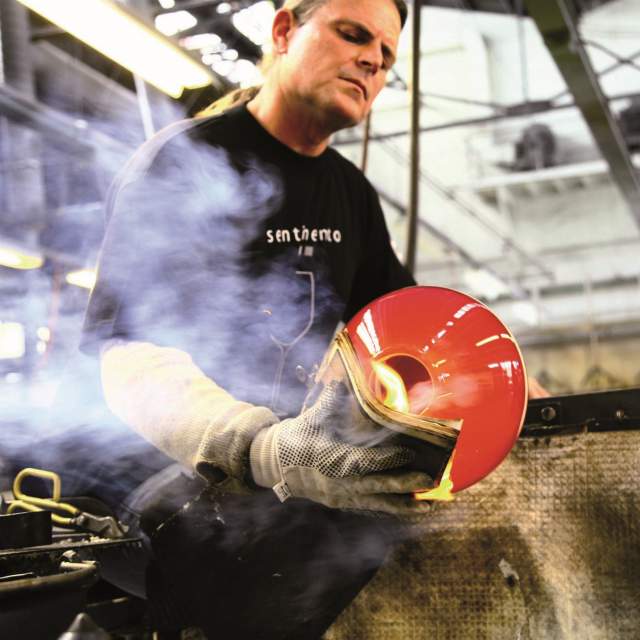 A employee of Hadeland Glassverk making glass artwork