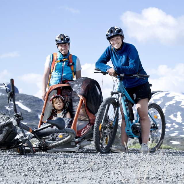 A family exploring Norway the green way on e-bikes from Hotel Aak
