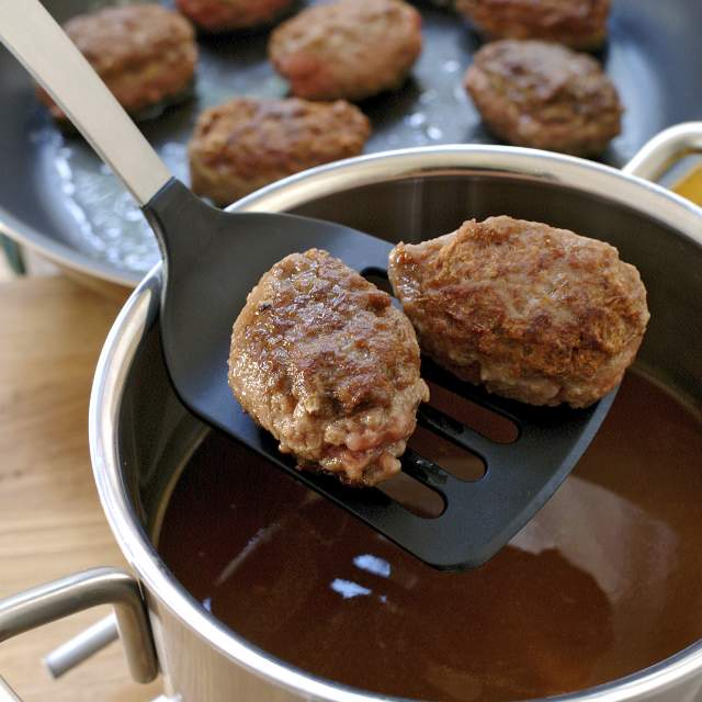 Kjøttkaker, meat cakes, in brown gravy